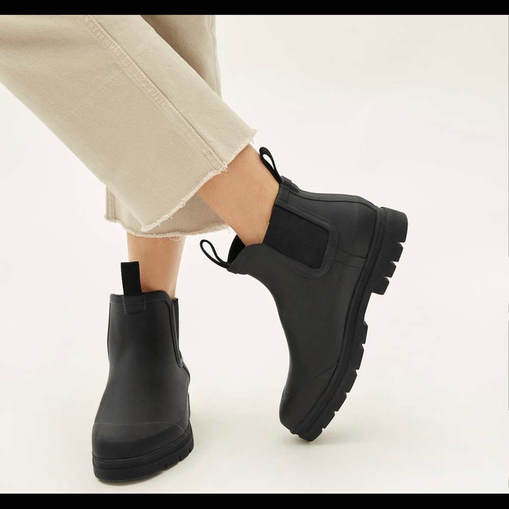 Everlane rain boot in black, size 8. Never worn, new in box.